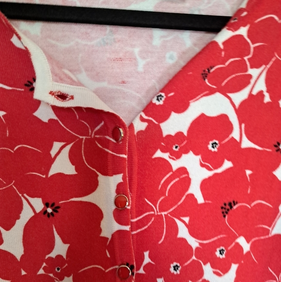 Emma James red Poppy rayon top.Size L. - Picture 2 of 7